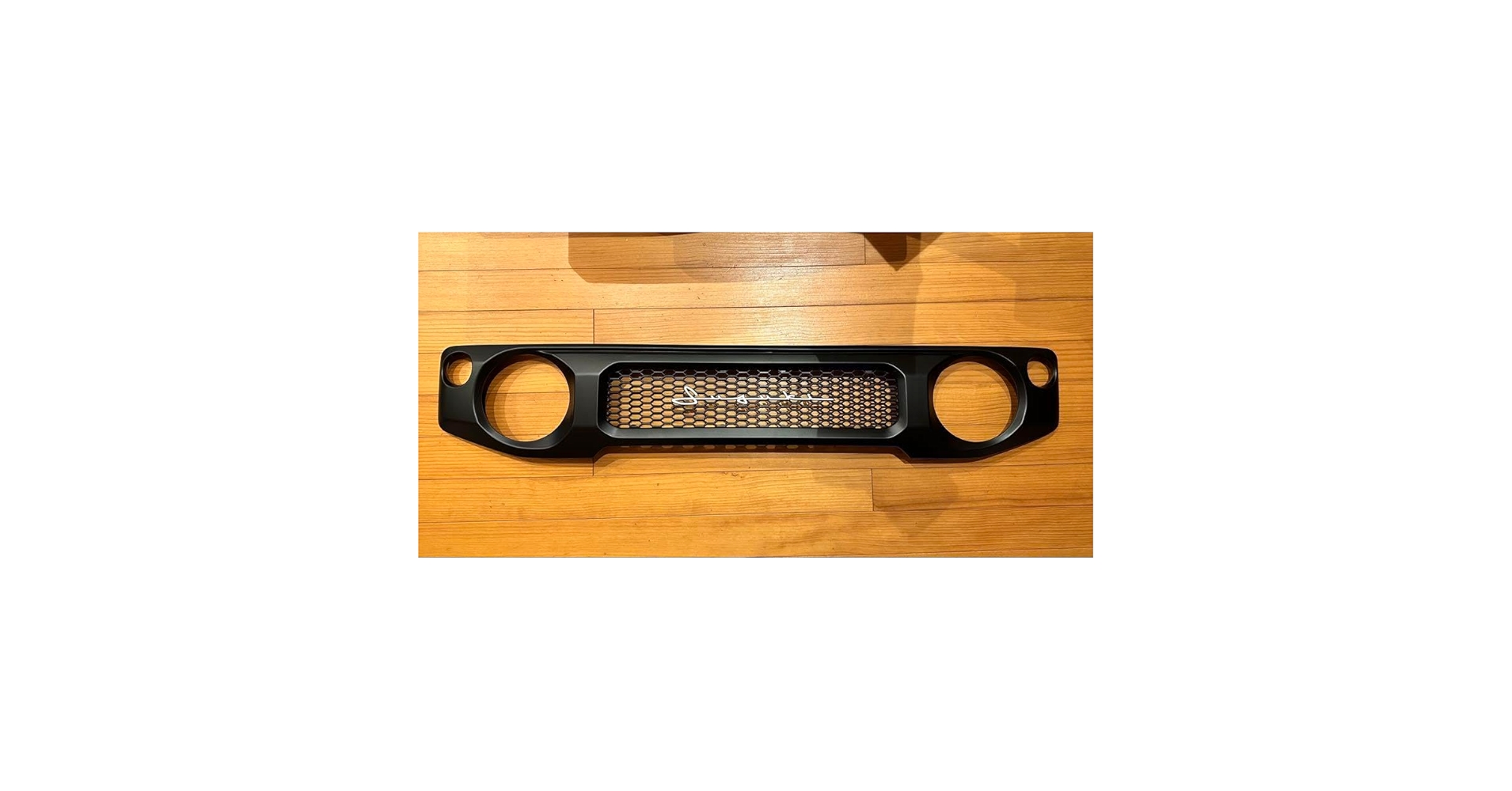 ジムニー JB64W JB/JC74W フロントグリル　筆記体ホワイトエンブレム ジムニー JB64 JB74 フロントグリル ホワイト 筆記体エンブレム